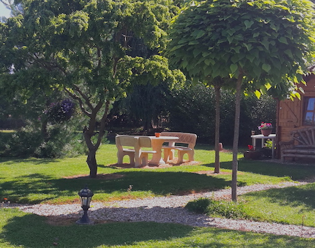 le jardin des roulottes de Nainville avec le salon de jardin